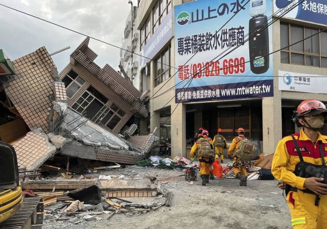 Terremoto de magnitud 6.8 en Taiwán deja personas atrapadas y descarrila un tren