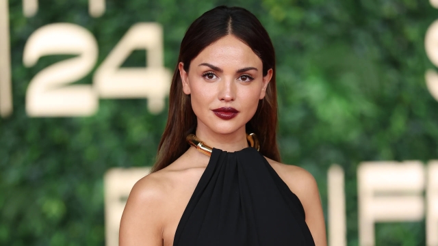 Labios borgoña al estilo Eiza González: el maquillaje imprescindible para este invierno