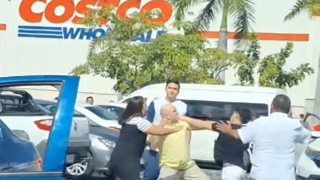 Pelea en estacionamiento de Costco Cancún se hace viral