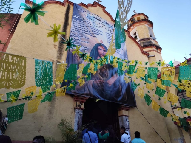 Desde primera hora, feligreses acudieron a la iglesia de Tepetates para ofrecer sus plegarias a San Judas Tadeo en su día.