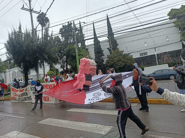 Se registran bloqueos y protestas en Cuernavaca por aniversario de la desaparición de los 43 normalistas