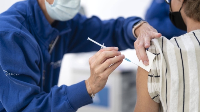 Suiza aprueba tercera dosis de vacuna contra COVID.