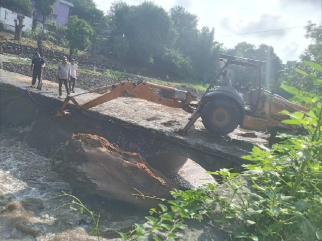 El tronco fue retirado debido a que ya comenzaba a bloquear el paso del agua.