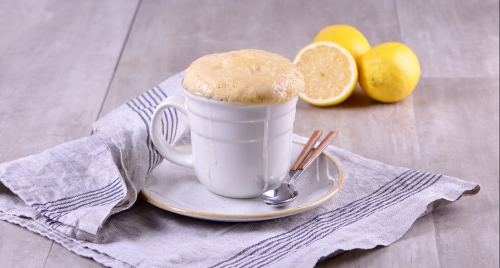 Disfruta tus mañanas con un refrescante Mug Cake de Limón