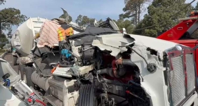 Los tráileres resultaron con severos daños.