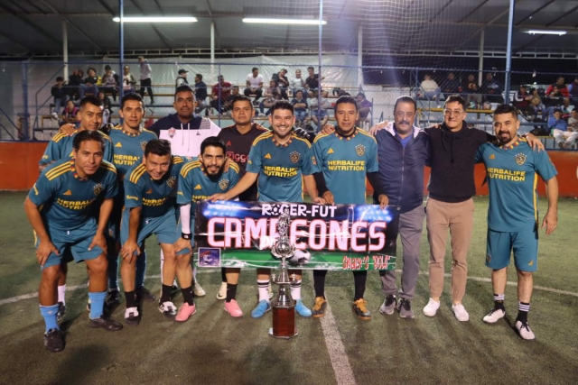 Deportivo Bryan muestra el trofeo de campeones. 