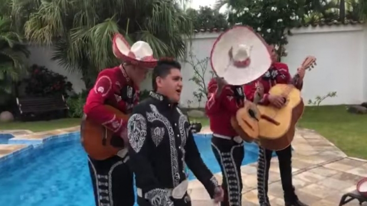  Mariachi cae en alberca durante una serenata.