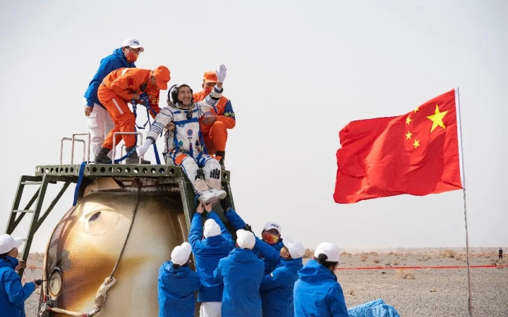 Astronautas chinos regresan a la Tierra después de 6 meses en el espacio