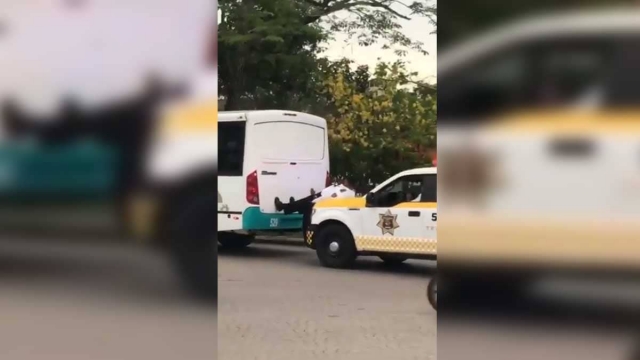 Policía “con piernas de acero” empuja camión.