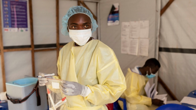 Un enfermero de laboratorio, con muestras tomadas a un paciente con un caso sospechoso de viruela símica, cerca de Goma, República Democrática del Congo.