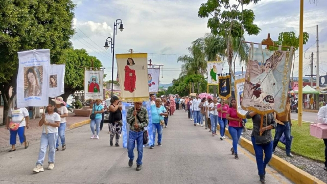 Feligreses y autoridades religiosas participaron en la procesión.