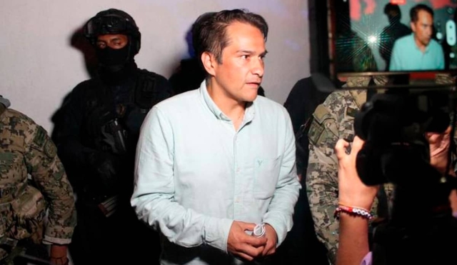 Con policías reinstalan a Núñez Urquiza