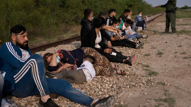 Migrantes rumanos cruzan a Estados Unidos desde México.