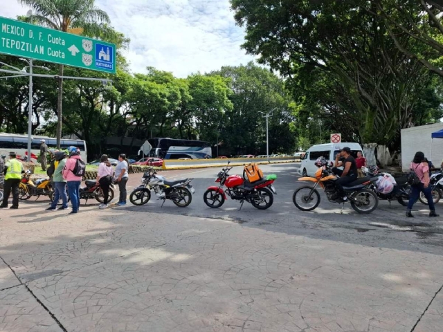 Motociclistas bloquearon el entronque a la autopista México-Cuernavaca, a la altura de la Paloma de la Paz. 