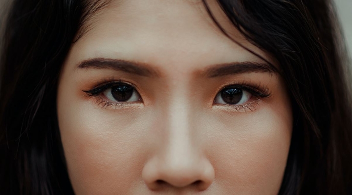 Técnica Coreana: ‘Brow stamp’, el maquillaje para cejas que levanta los párpados caídos