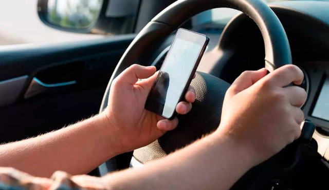 Recurrentes, infracciones por uso de celular al conducir