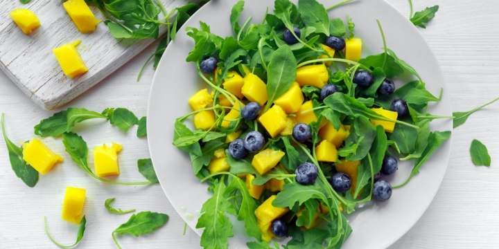 ¿Viernes de comida saludable? ensalada de arándanos y mango, te damos la receta
