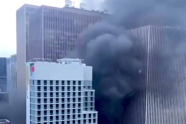 Se incendia edificio cerca del Rockefeller.