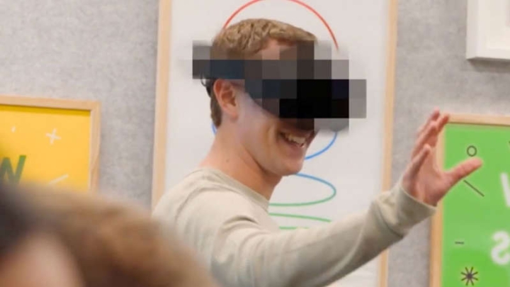 Mark Zuckerberg muestra cómo funciona su visor de realidad virtual