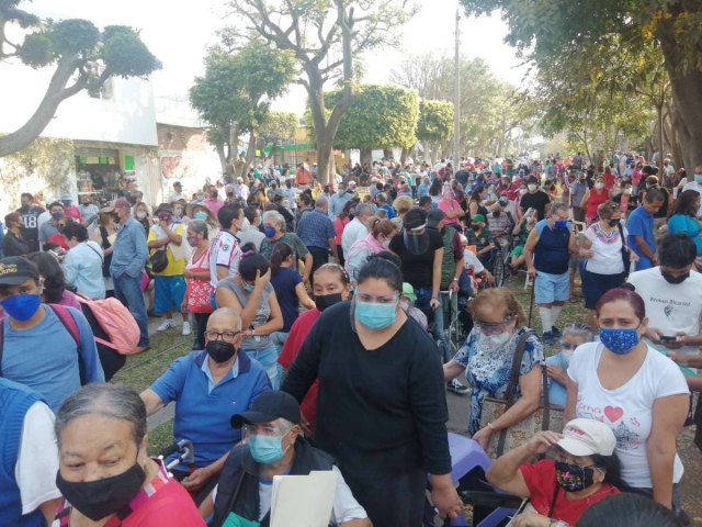 En Jiutepec se registraron aglomeraciones ayer durante la jornada de vacunación. 