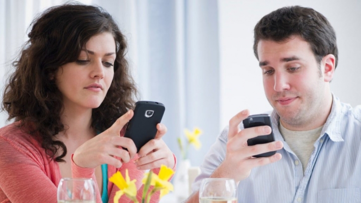 La gente abraza más a su celular que a su familia