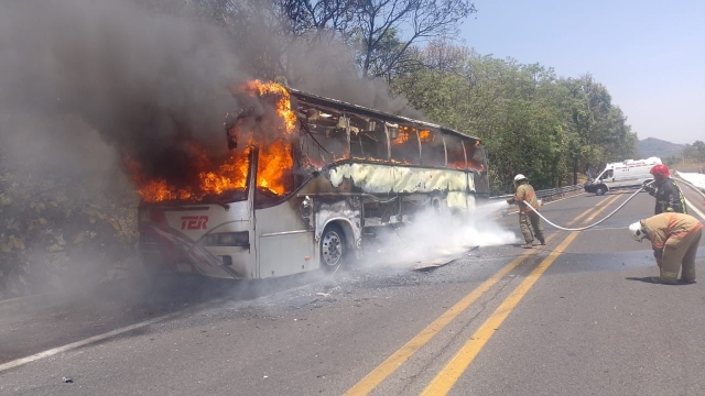 Se incendia autobús de pasajeros en la autopista La Pera-Cuautla