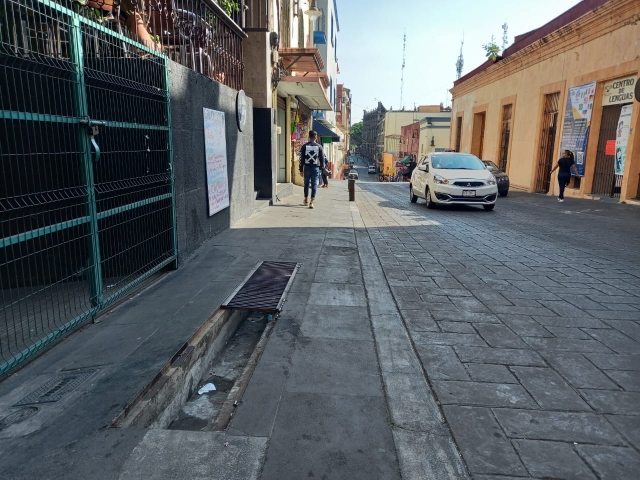 Coladera abierta en la calle Rayón del centro de Cuernavaca