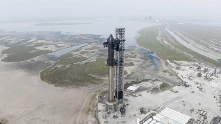 Space X cancela primer intento de lanzamiento de nuevo cohete