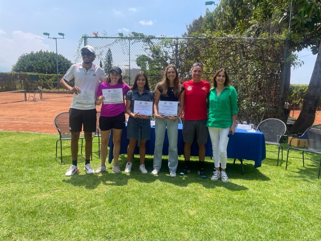Merecido reconocimiento recibieron ayer las tenistas Alexia Estrada y Azul López, medallistas de oro en Juegos Nacionales Conade, así como las jugadoras de Padel Daniela Henao y Alexia Sosa.