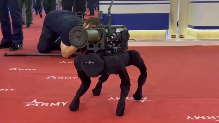 Rusia muestra un perro robot que transporta (y dispara) un lanzacohetes