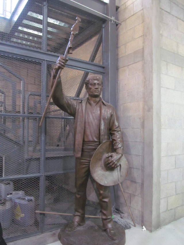  La escultura de Juan Antonio Tlaxcoapan “espera” pacientemente para ser instalada en algún lugar del municipio de Jojutla.