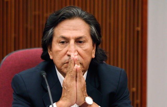 Expresidente de Perú, Toledo, se entrega en EU para ser extraditado