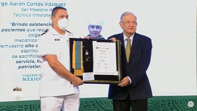AMLO entrega condecoración Miguel Hidalgo a personal de salud.