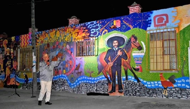 Félix y el mural en su casa.