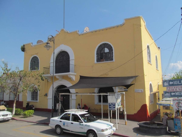 Entre 1938 y 1940 se construyó la antigua presidencia municipal de Tlaquiltenango y fungió como tal hasta el año 2009, cuando se trasladó a su nueva y actual dirección, en la antigua hacienda de San Juan Reina.