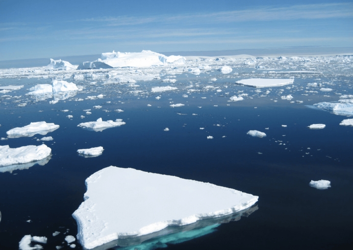Icebergs flotan en el océano Antártico. 