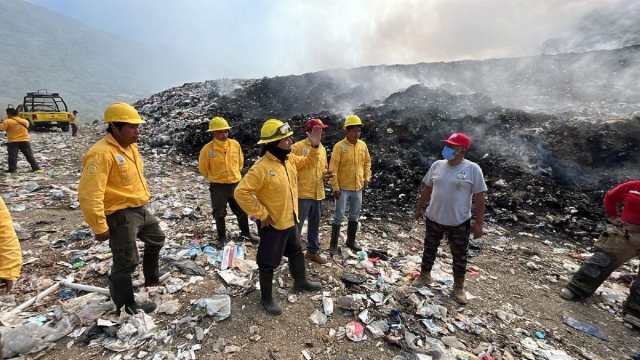 Con el apoyo de un grupo de combatientes forestales de la brigada “Zacatuches”, bomberos de Jojutla lograron controlar el fuego en el tiradero municipal. 