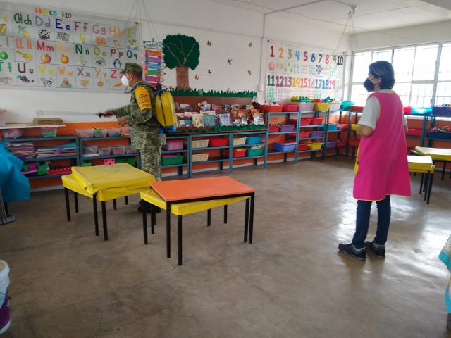 Labor social de personal militar en el jardín de niños &#039;Rosaura Zapata&#039;, en Cuautla