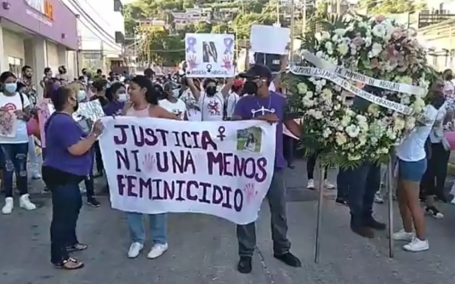 &#039;Abigail no murió, la mataron&#039;: Colocan ofrenda en cárcel municipal de Salina Cruz y exigen justicia para Abigail Hay Urrutia