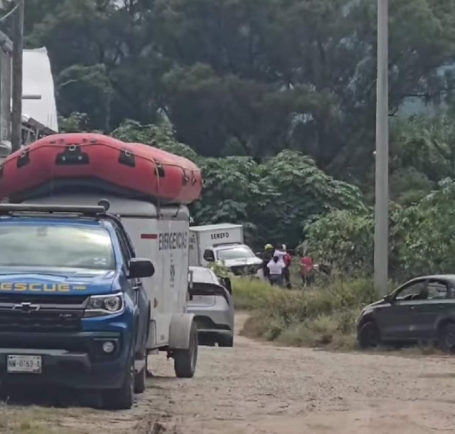 El cuerpo de la joven fue trasladado a la morgue a bordo de una unidad del Semefo.