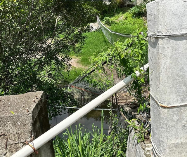 El puente colgante que utilizaban para cruzar el río está destruido.