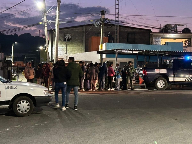 La víctima quedó sin vida a bordo de un taxi, a orillas de la carretera.