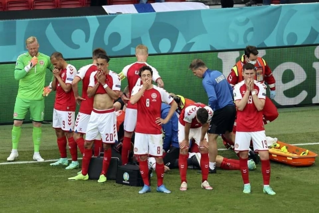 Se desploma jugador de Dinamarca en pleno juego de la Eurocopa