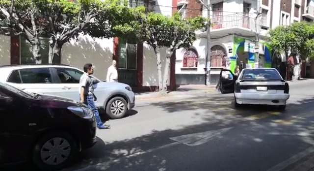 A punto de los golpes, dos conductores se confrontaron en la avenida Morelos