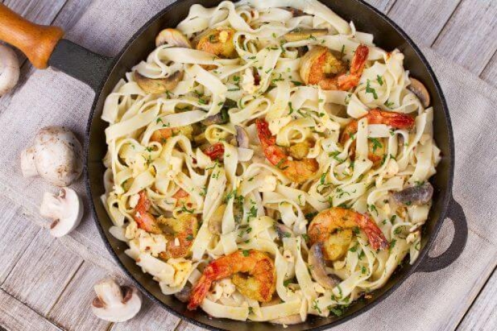 ¿Amas la pasta? Aprende a preparar un rico espagueti con hongos y camarones