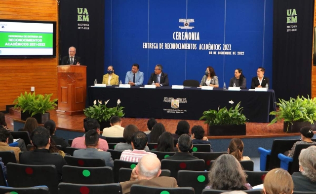 El rector Gustavo Urquiza encabezó la ceremonia en el auditorio “Gral. Emiliano Zapata” del campus Chamilpa. UAEM 