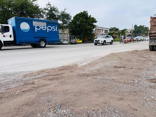 En trabajo conjunto de los dos municipios, se realizó la limpieza de este importante tramo, que se llenó de tierra que fue arrastrada por las lluvias.