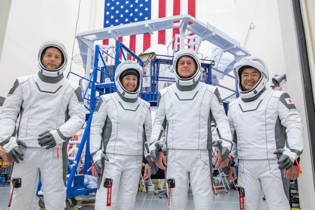 La NASA y Space X llevan a 4 astronautas a la ISS y aquí puedes verlo