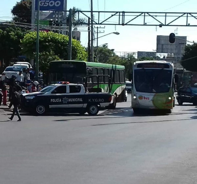 Policías auxiliaron a las víctimas sobre la avenida Plan de Ayala.