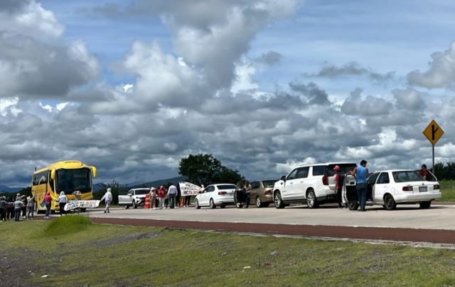 Efectúan bloqueo habitantes de Amilcingo en autopista Siglo XXI